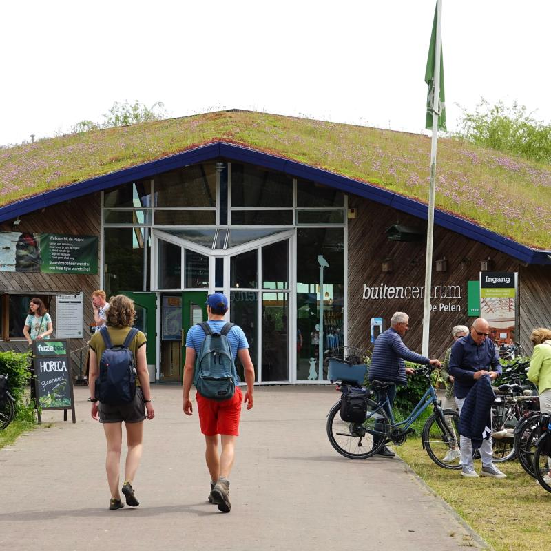 Mensen voor de ingang van Buitencentrum De Pelen