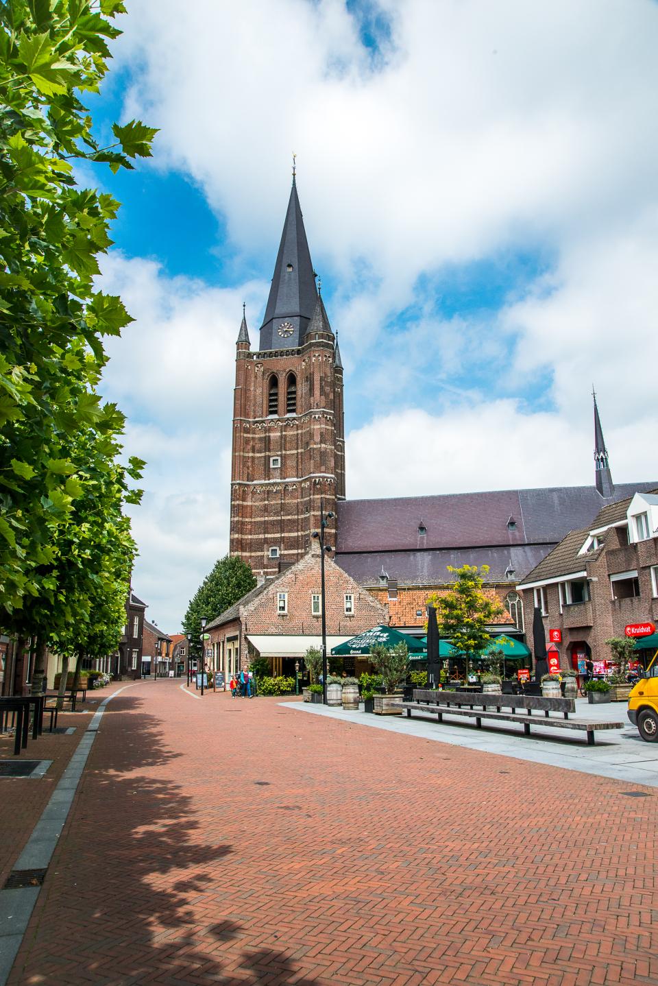 Straat met plein, winkels en Sint Lambertuskerk