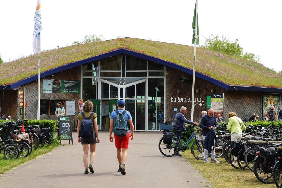 Mensen voor de ingang van Buitencentrum De Pelen