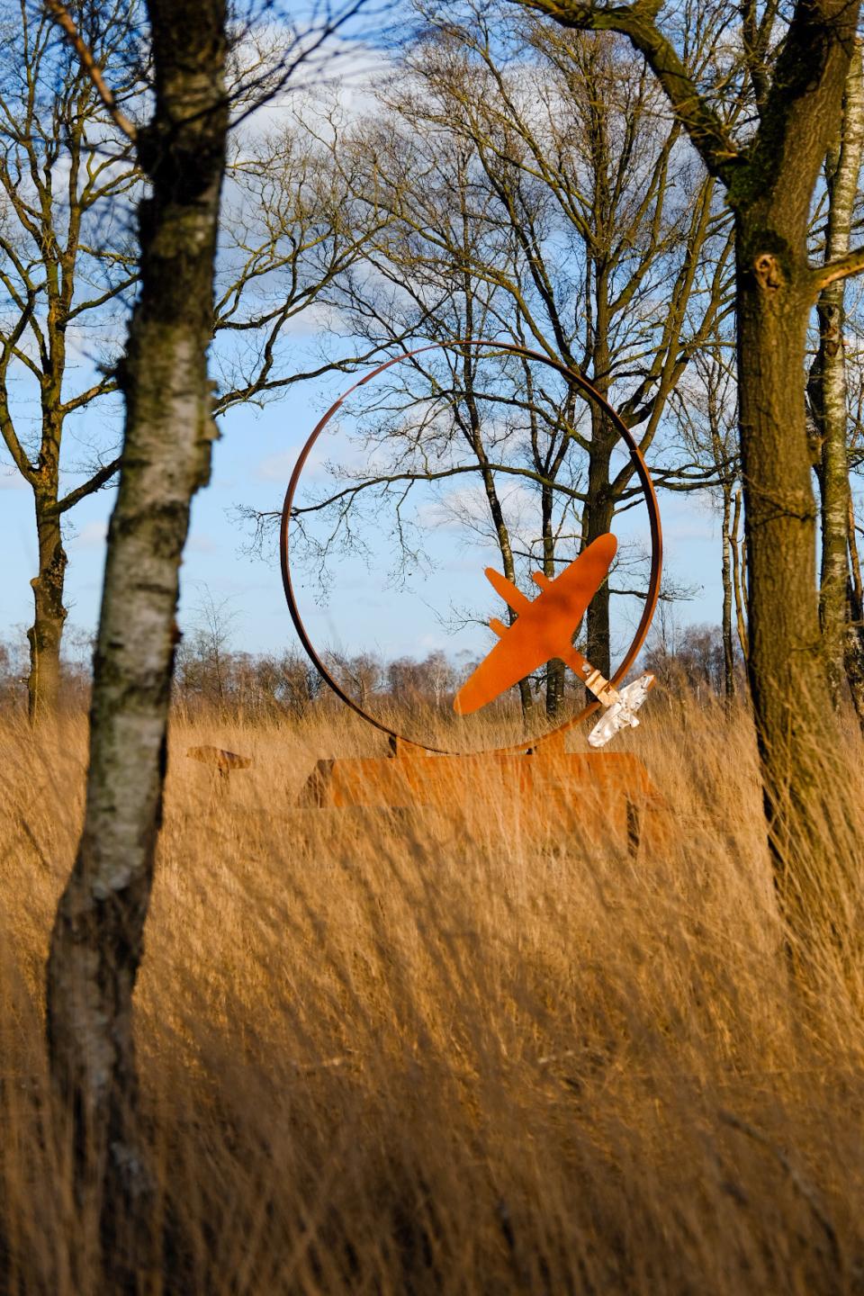 Oorlogsmonument in hoogveenlandschap