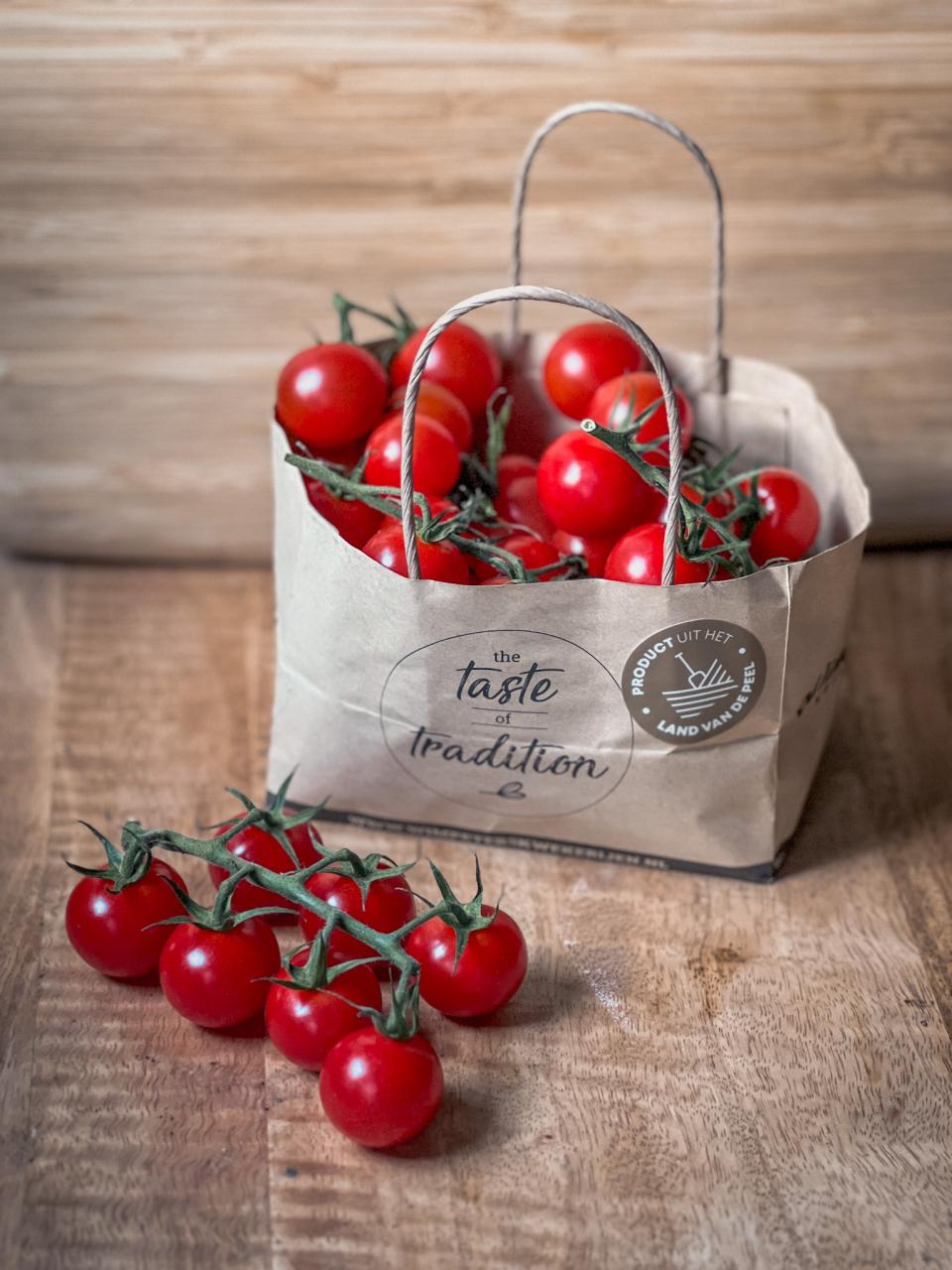 Tomaten in papieren tas