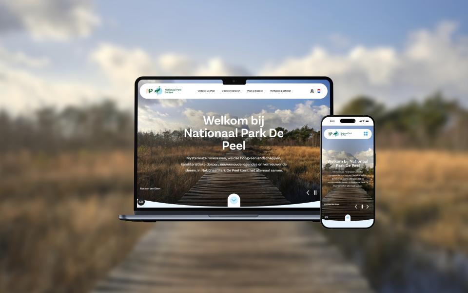 Laptop en smartphone met landschap vaag op de achtergrond