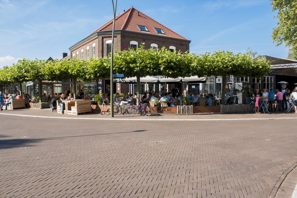 Terras met straat en bomen