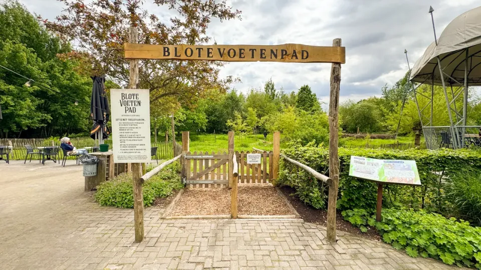 Bord met de tekst blotevoetenpad erop